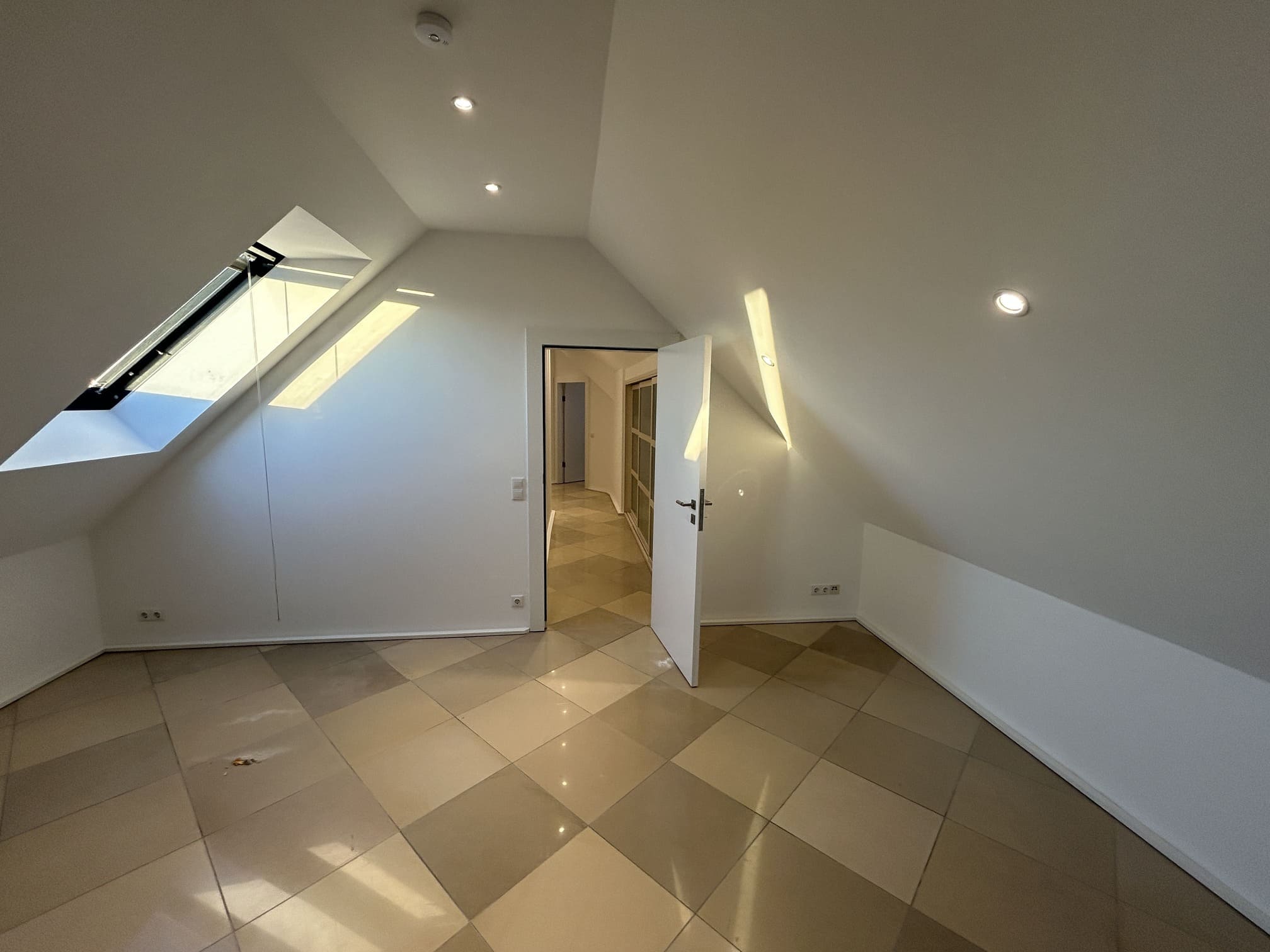 Immobilie Nr.0654 - Dachgeschosswohnung  - Bild 8.jpg