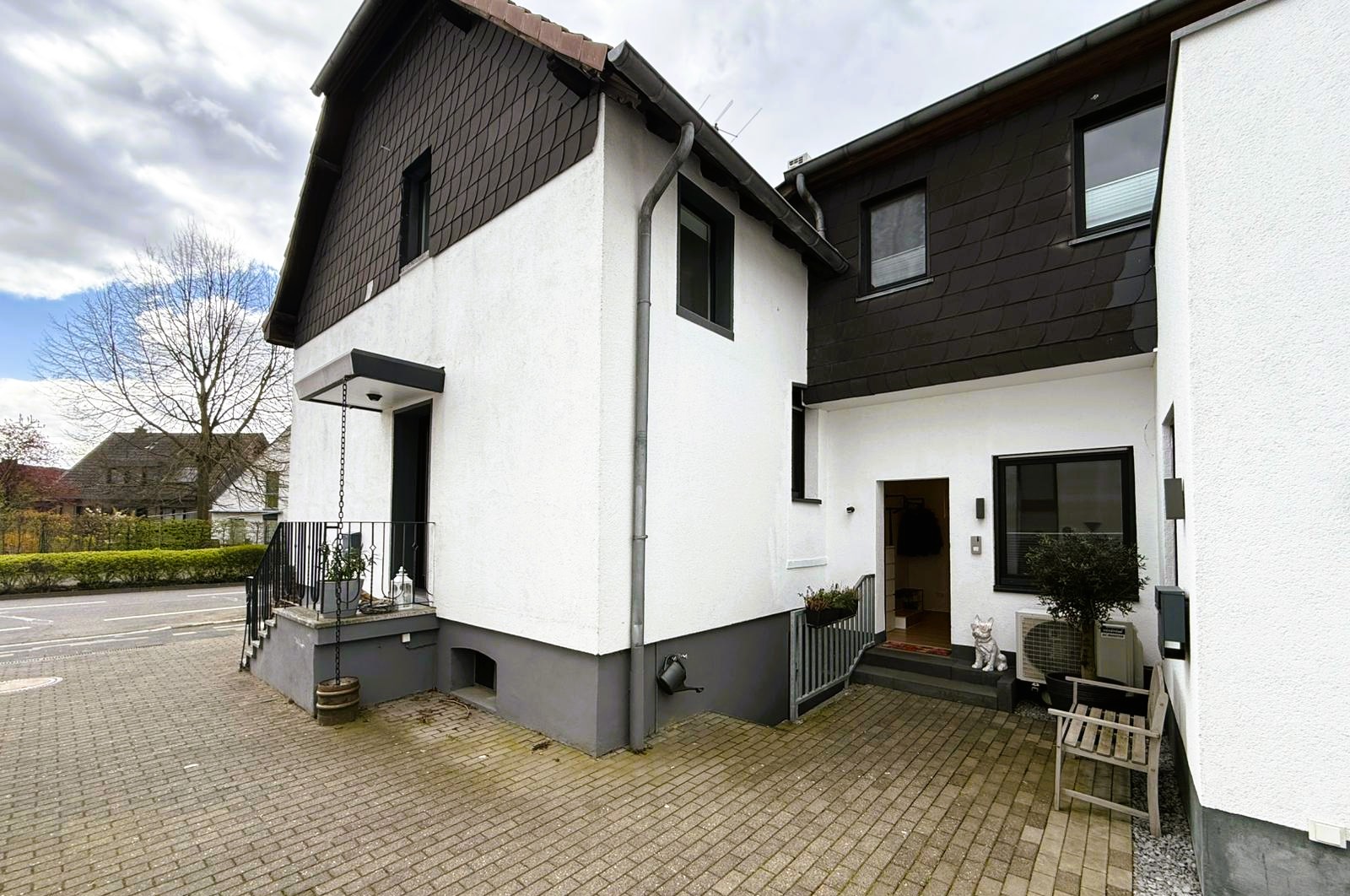 Immobilie Nr.0592 - Zweifamilienhaus - Bild 2.jpg