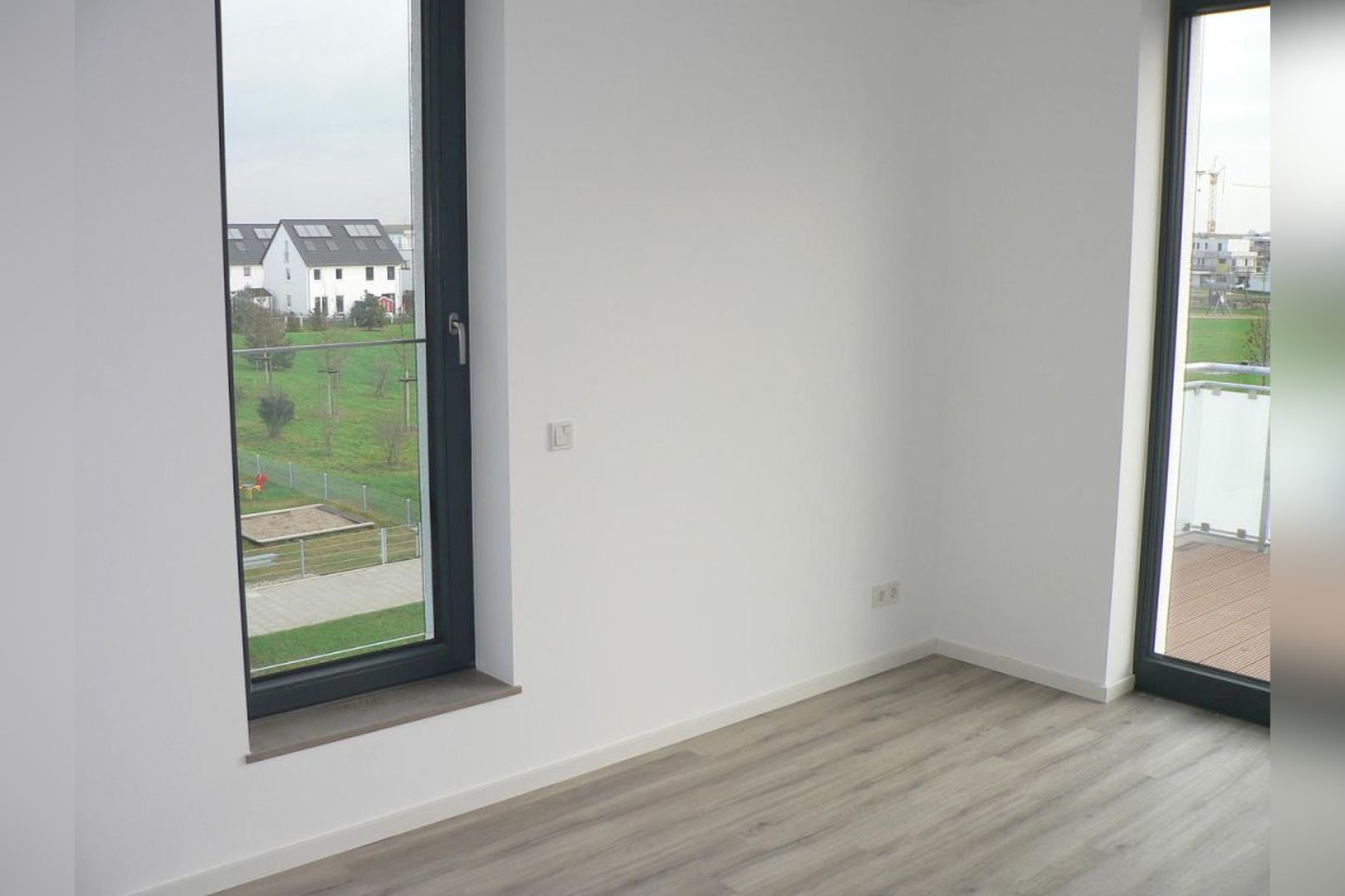 Immobilie Nr.Köln 003.5 - 5-Raum-Wohnung mit Wintergartenküche, 2 Bädern u. großem Balkon  - Bild 8.jpg